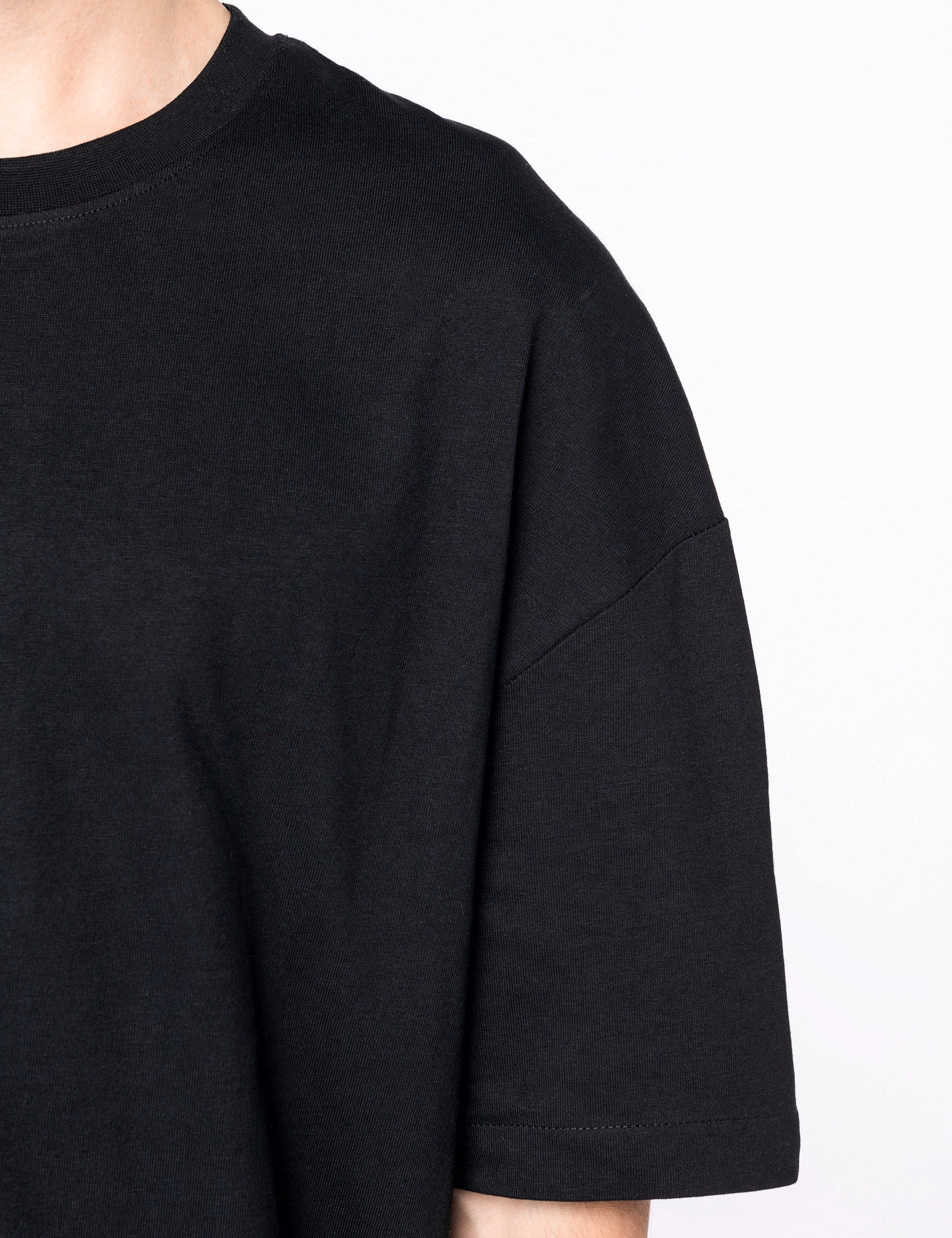 Oversize clothing: High-Quality Blank Oversized T-shirts and Hoodies.