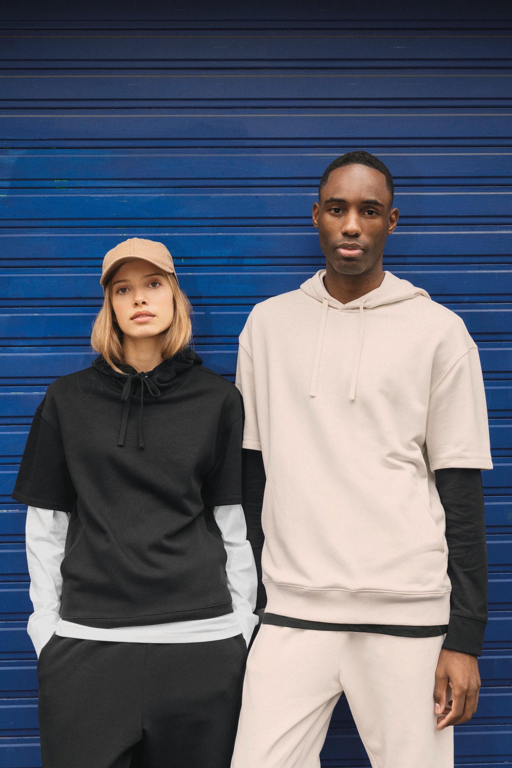 Unisex Kapuzenpullover mit kurzen Ärmeln aus Bio-Baumwolle – French Terry – 300 g/m² – NS406