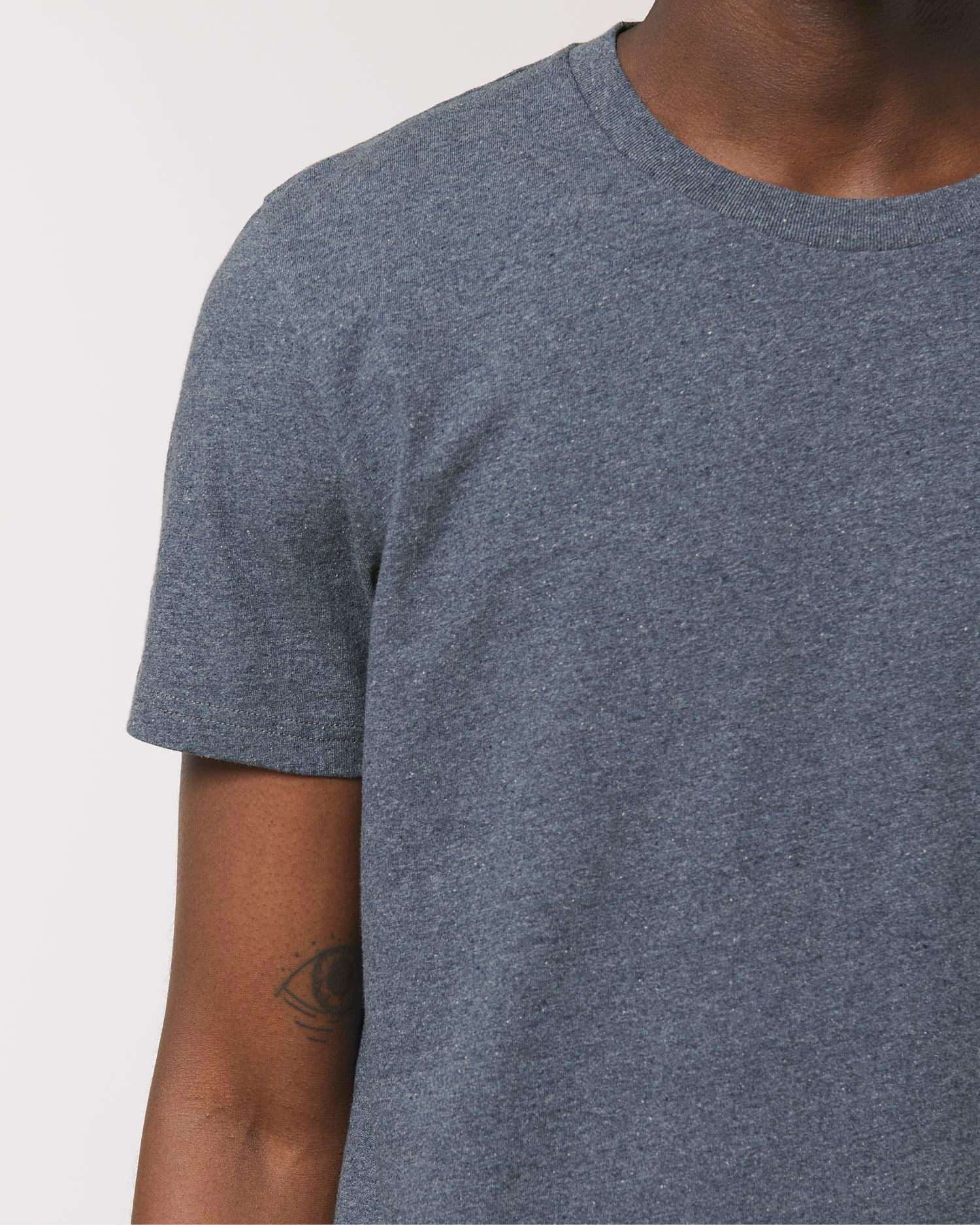 Unisex T-Shirt aus recycelter und Bio-Baumwolle - 180 g/m² | RE-Creator STTU787