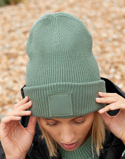 Diep Omgeslagen Tonale Patch Beanie - Gerecycled & Aanpasbaar | tienduizend driehonderdnegenenzestig