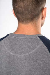 Sweat-shirt à manches raglan bicolore en coton biologique pour homme - K491