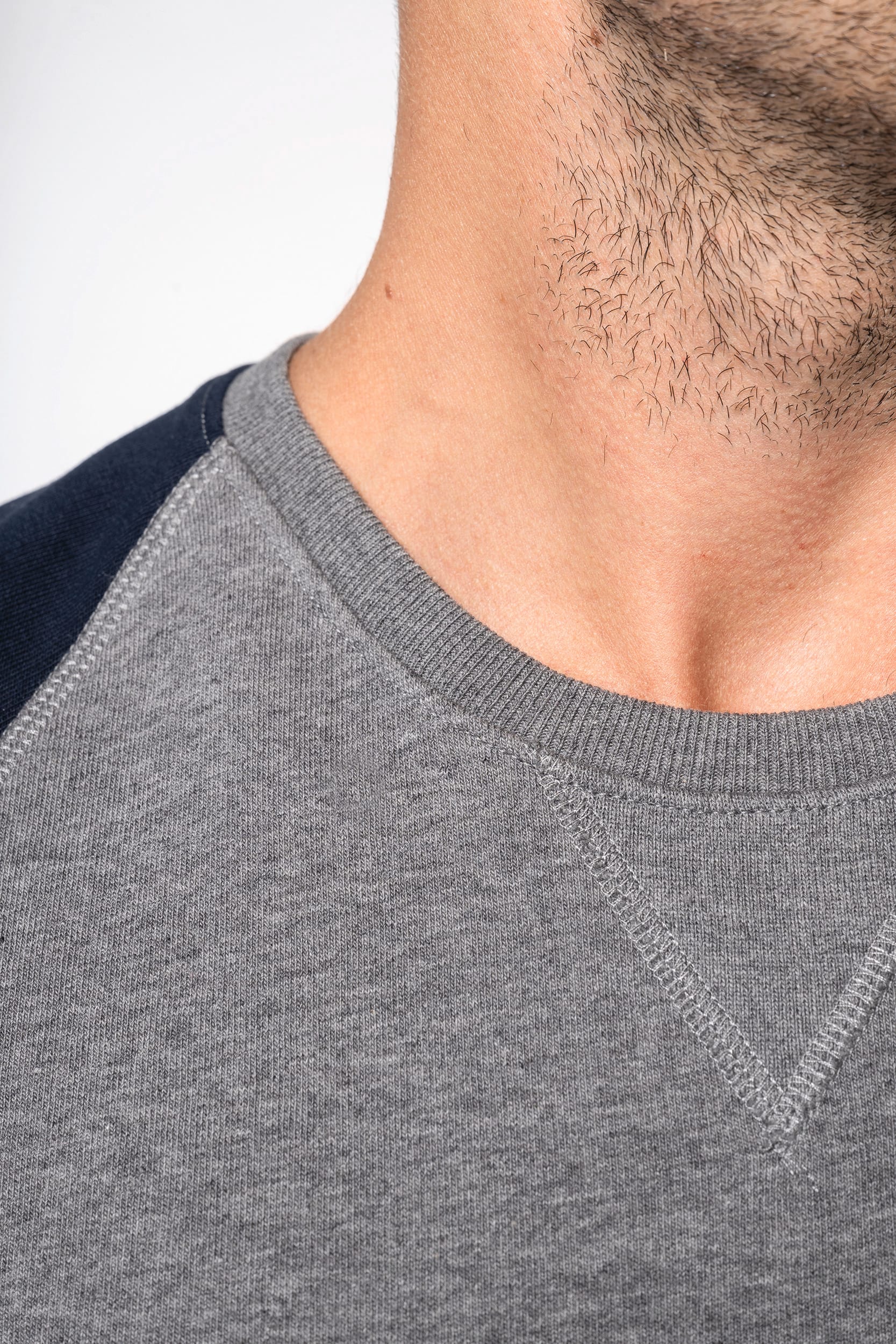 Sweat-shirt à manches raglan bicolore en coton biologique pour homme - K491