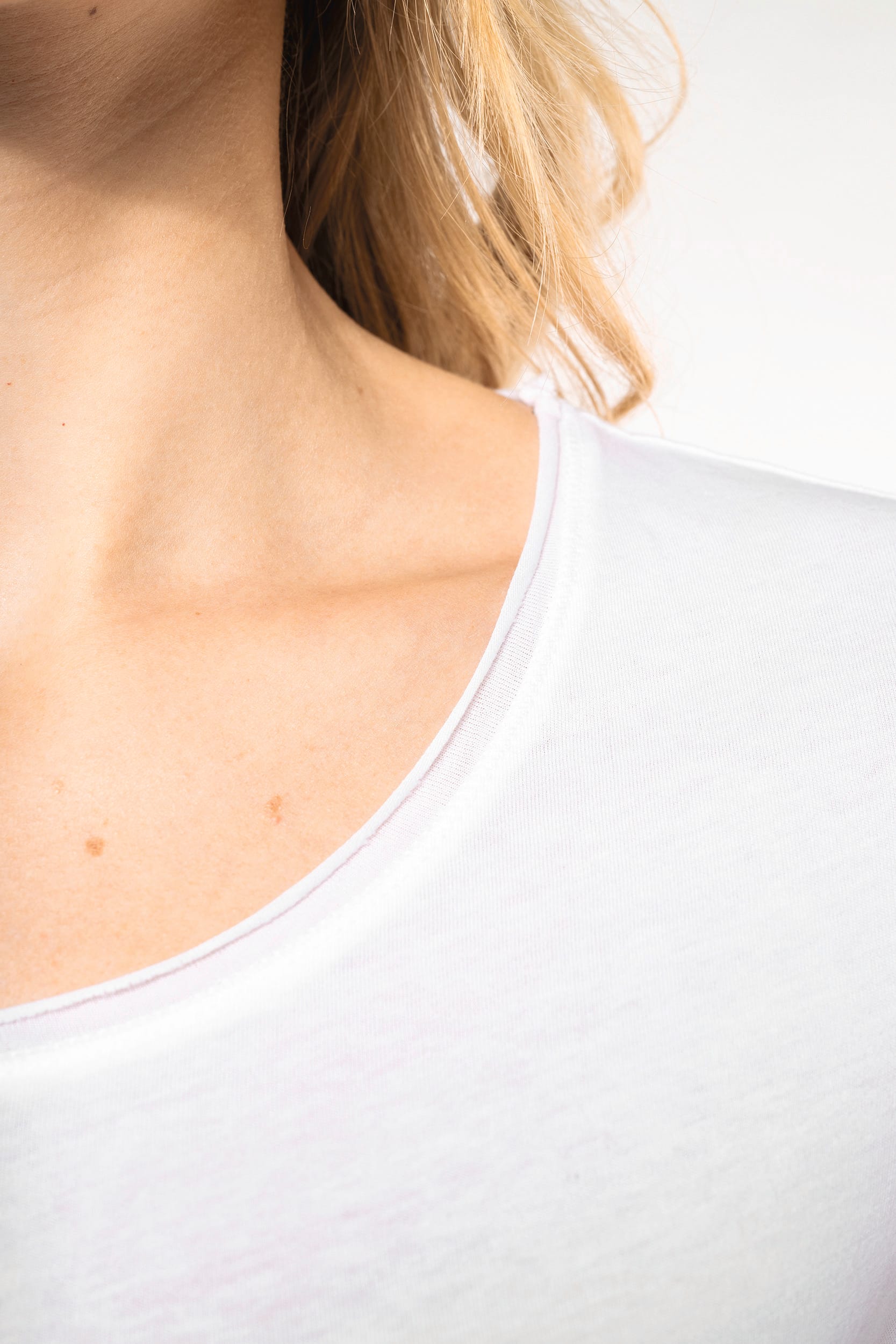 Damen T-Shirt mit kurzen Ärmeln aus Bio-Baumwolle und rohem Halsausschnitt - 110 g/m² - K399