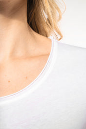 Damen T-Shirt mit kurzen Ärmeln aus Bio-Baumwolle und rohem Halsausschnitt - 110 g/m² - K399