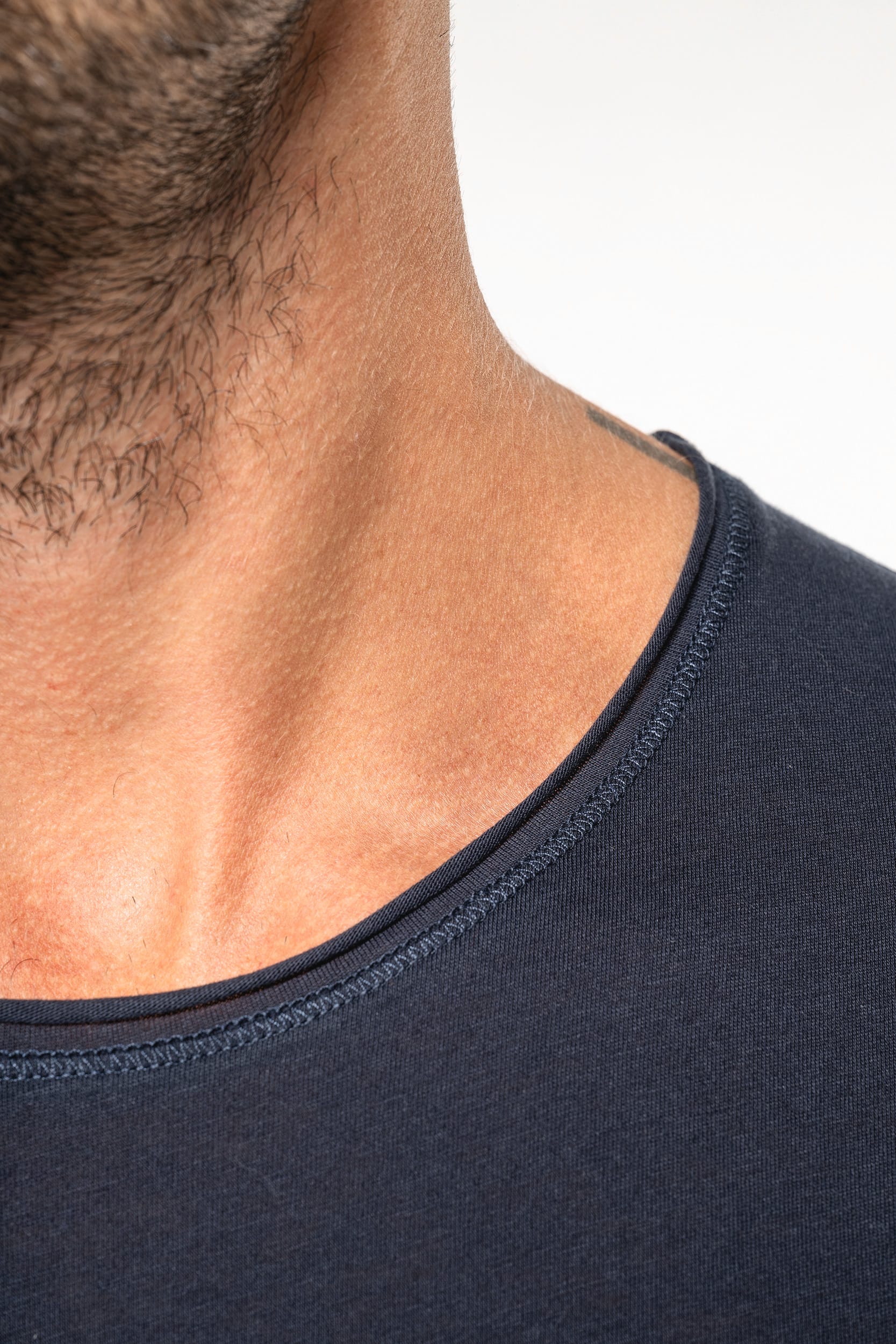 Herren T-Shirt mit kurzen Ärmeln aus Bio-Baumwolle und rohem Halsausschnitt - 110 g/m² - K398