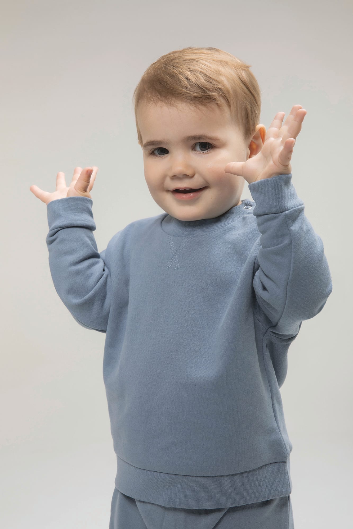 Kinder-Sweatshirt mit V-Ausschnitt aus regenerierter Baumwolle und recyceltem Polyester | LW800