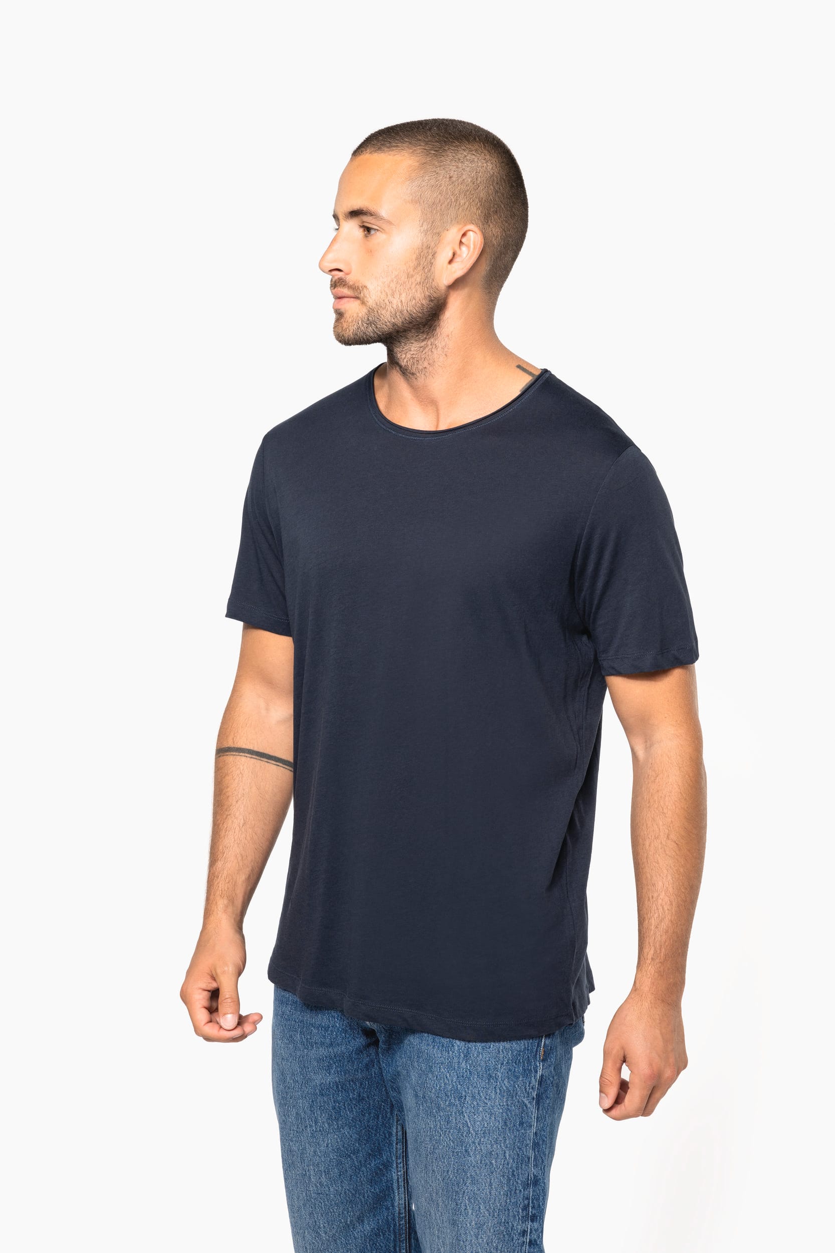 Herren T-Shirt mit kurzen Ärmeln aus Bio-Baumwolle und rohem Halsausschnitt - 110 g/m² - K398