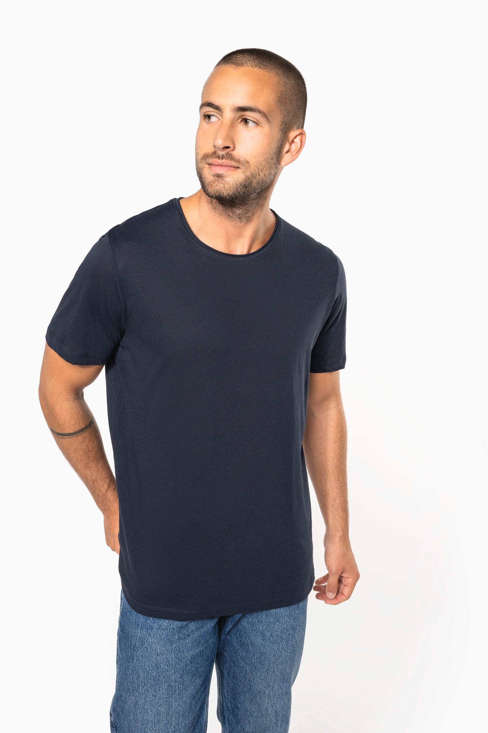 Herren T-Shirt mit kurzen Ärmeln aus Bio-Baumwolle und rohem Halsausschnitt - 110 g/m² - K398