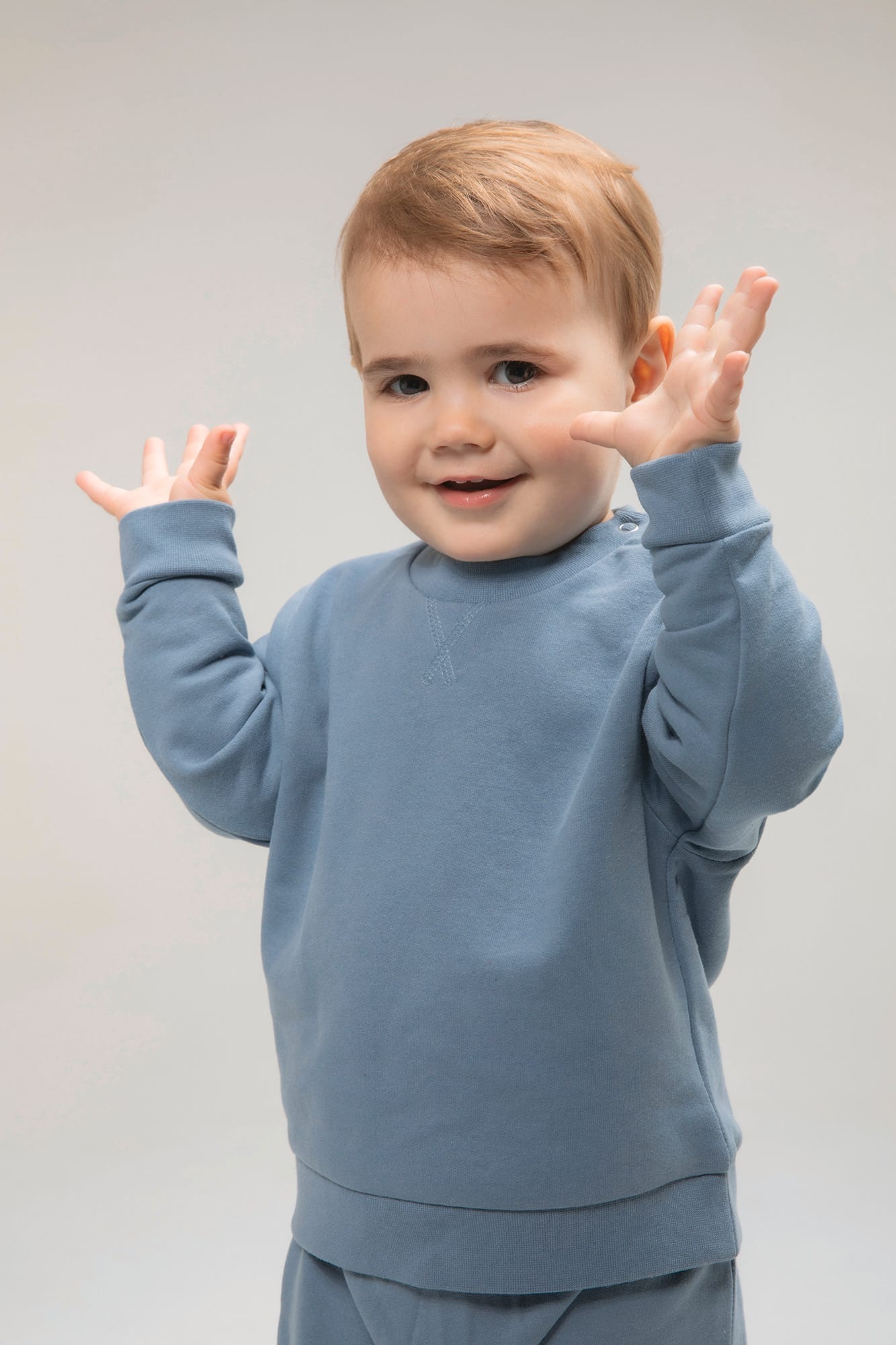 Kinder-Sweatshirt mit V-Ausschnitt aus regenerierter Baumwolle und recyceltem Polyester | LW800