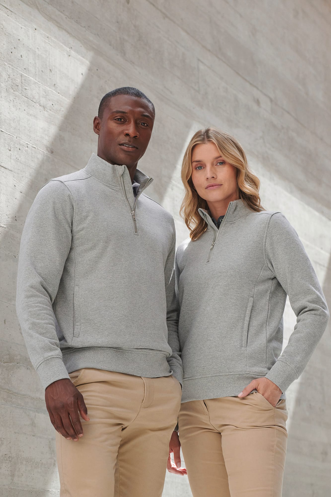 Unisex Zip Neck Sweatshirt in Regenerated Cotton and Recycled Polyester | H842