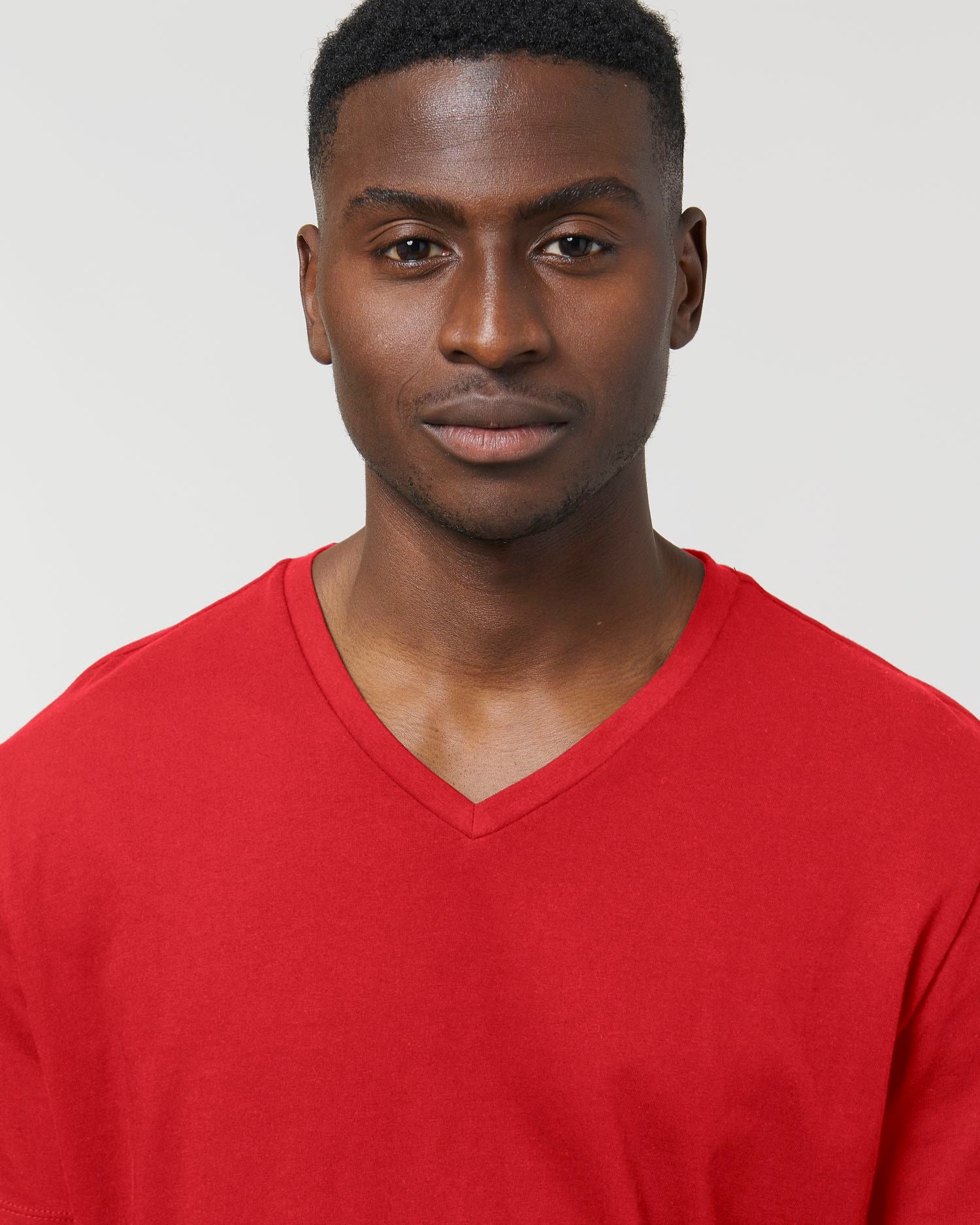 Camiseta orgánica con cuello en V para hombre - 155 g/m² | Presenter STTM562