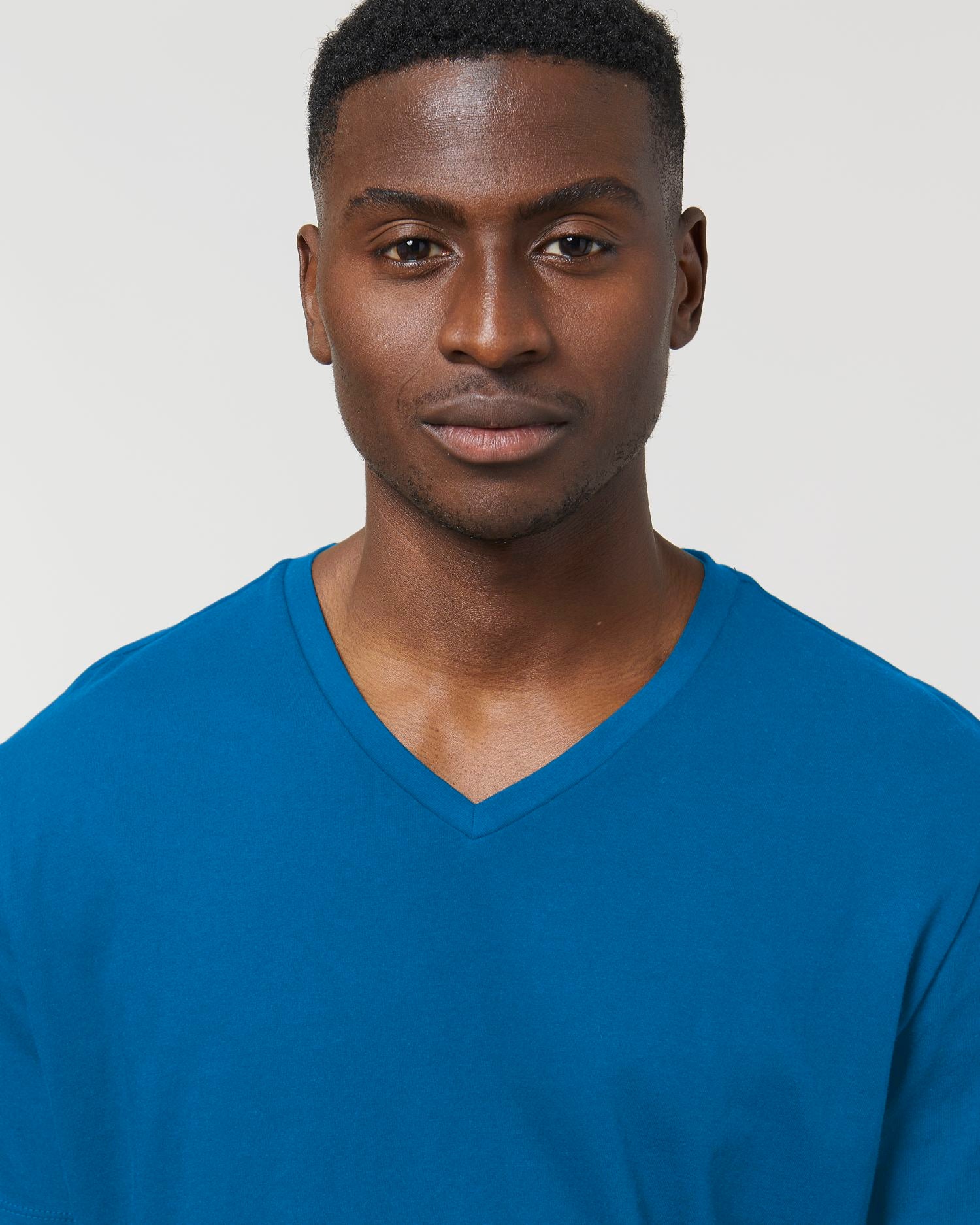 Camiseta orgánica con cuello en V para hombre - 155 g/m² | Presenter STTM562