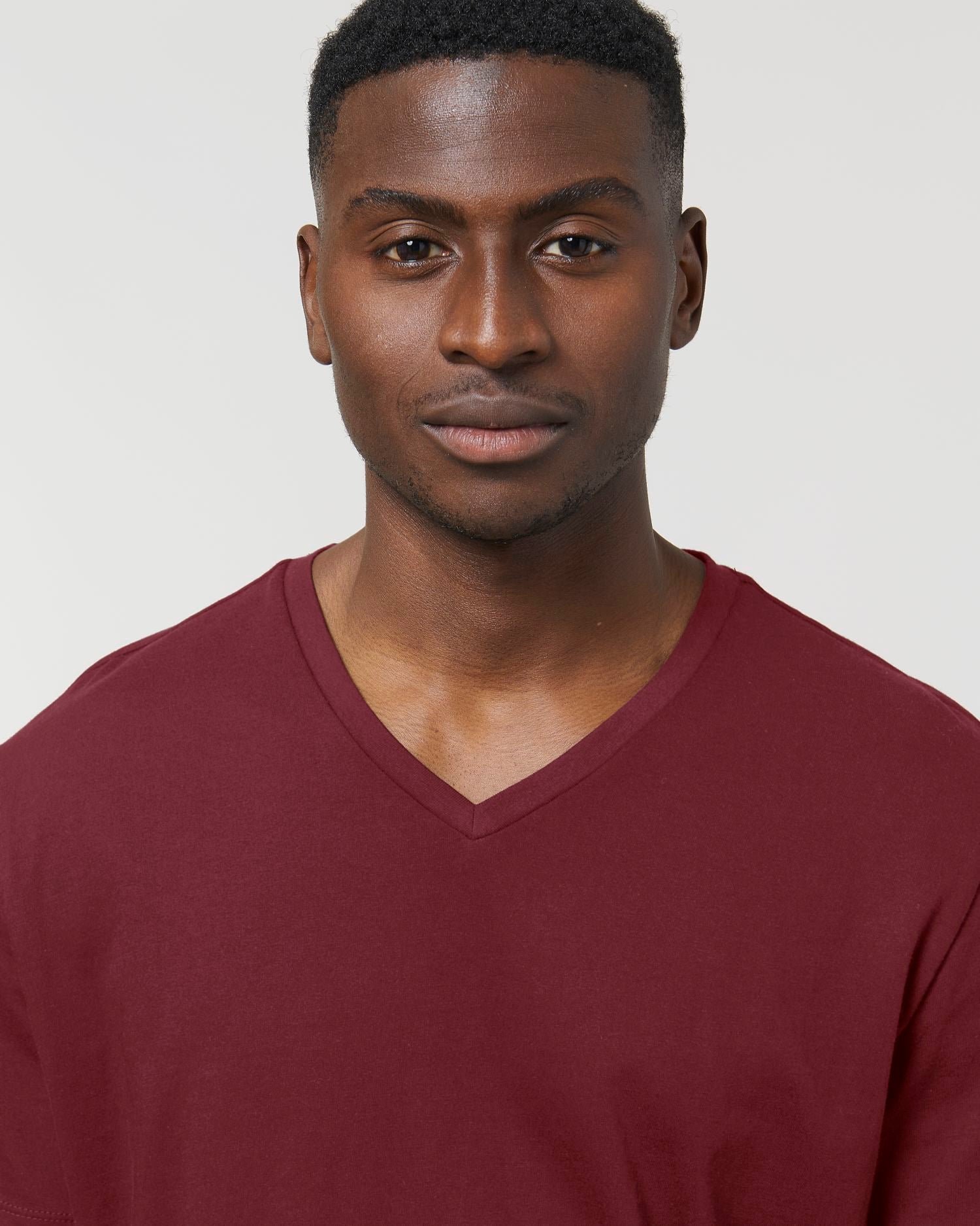 Camiseta orgánica con cuello en V para hombre - 155 g/m² | Presenter STTM562