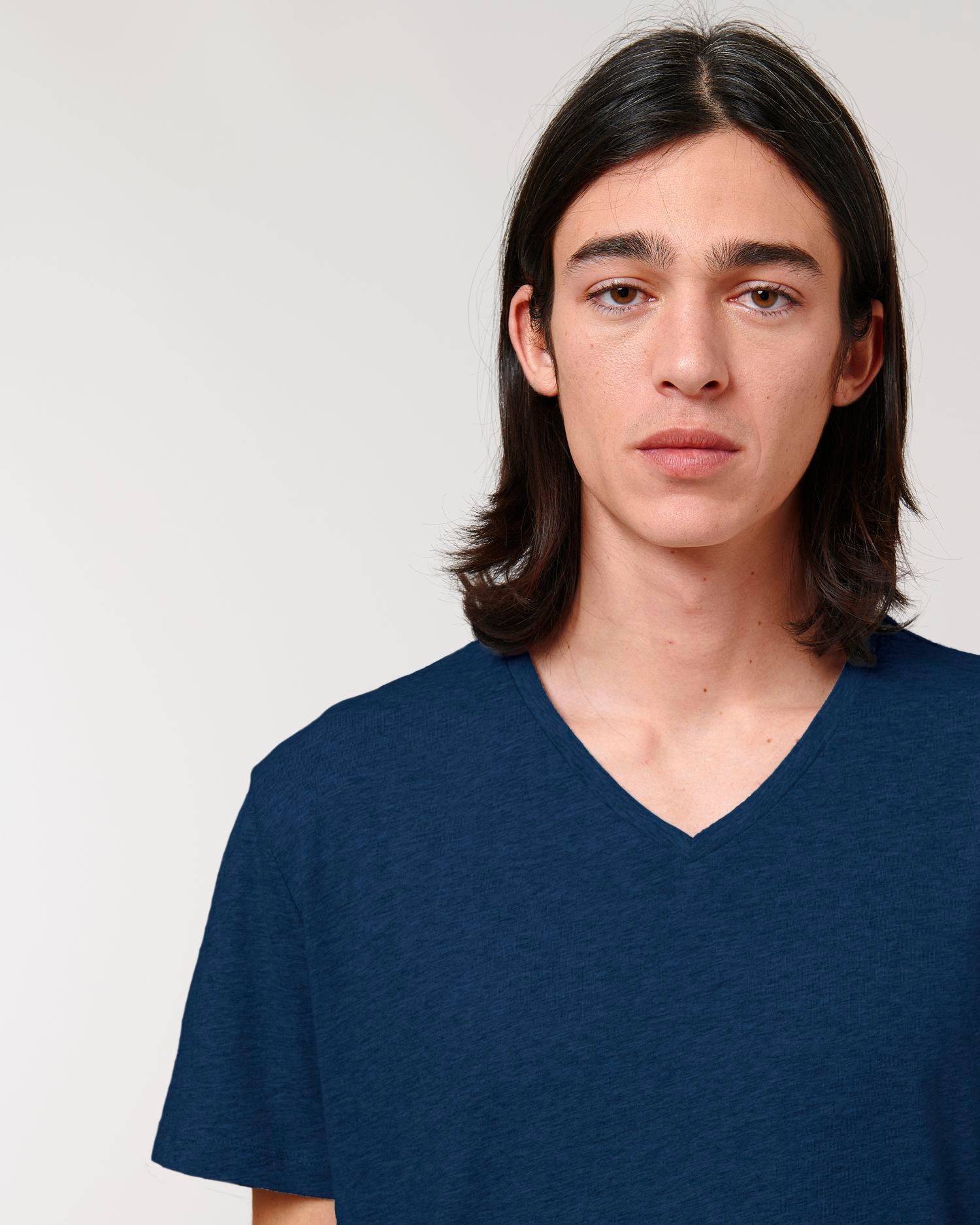 Camiseta orgánica con cuello en V para hombre - 155 g/m² | Presenter STTM562