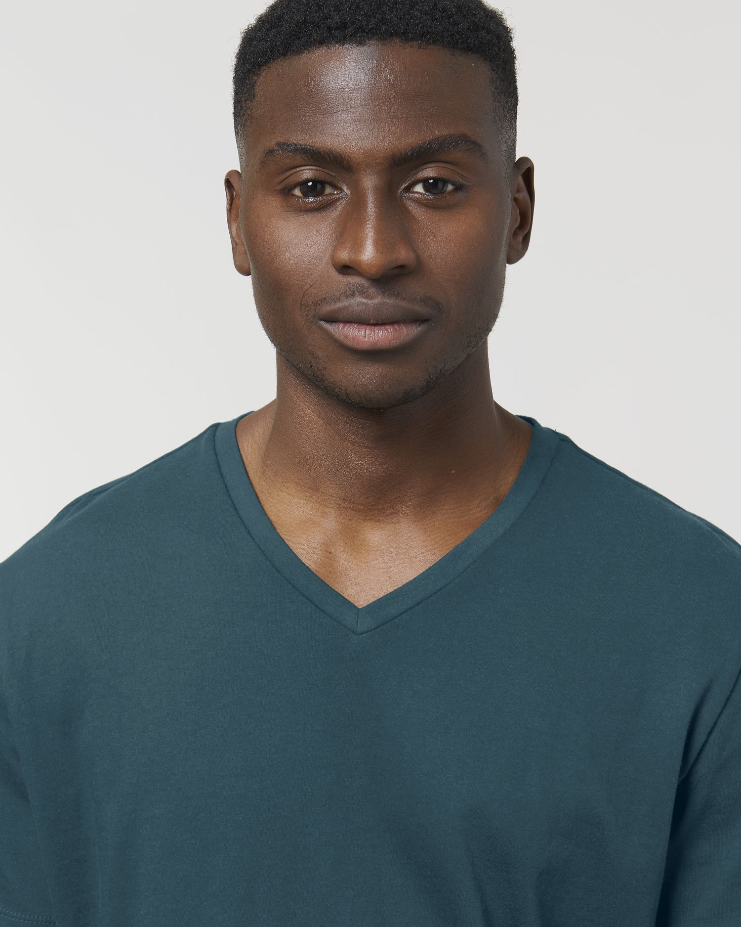 Camiseta orgánica con cuello en V para hombre - 155 g/m² | Presenter STTM562