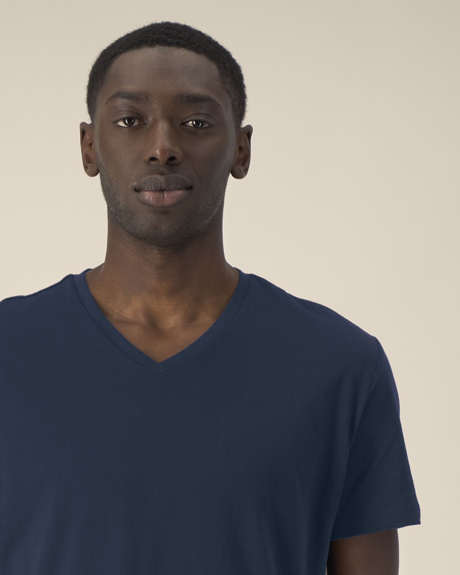 Camiseta orgánica con cuello en V para hombre - 155 g/m² | Presenter STTM562