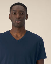 Camiseta orgánica con cuello en V para hombre - 155 g/m² | Presenter STTM562