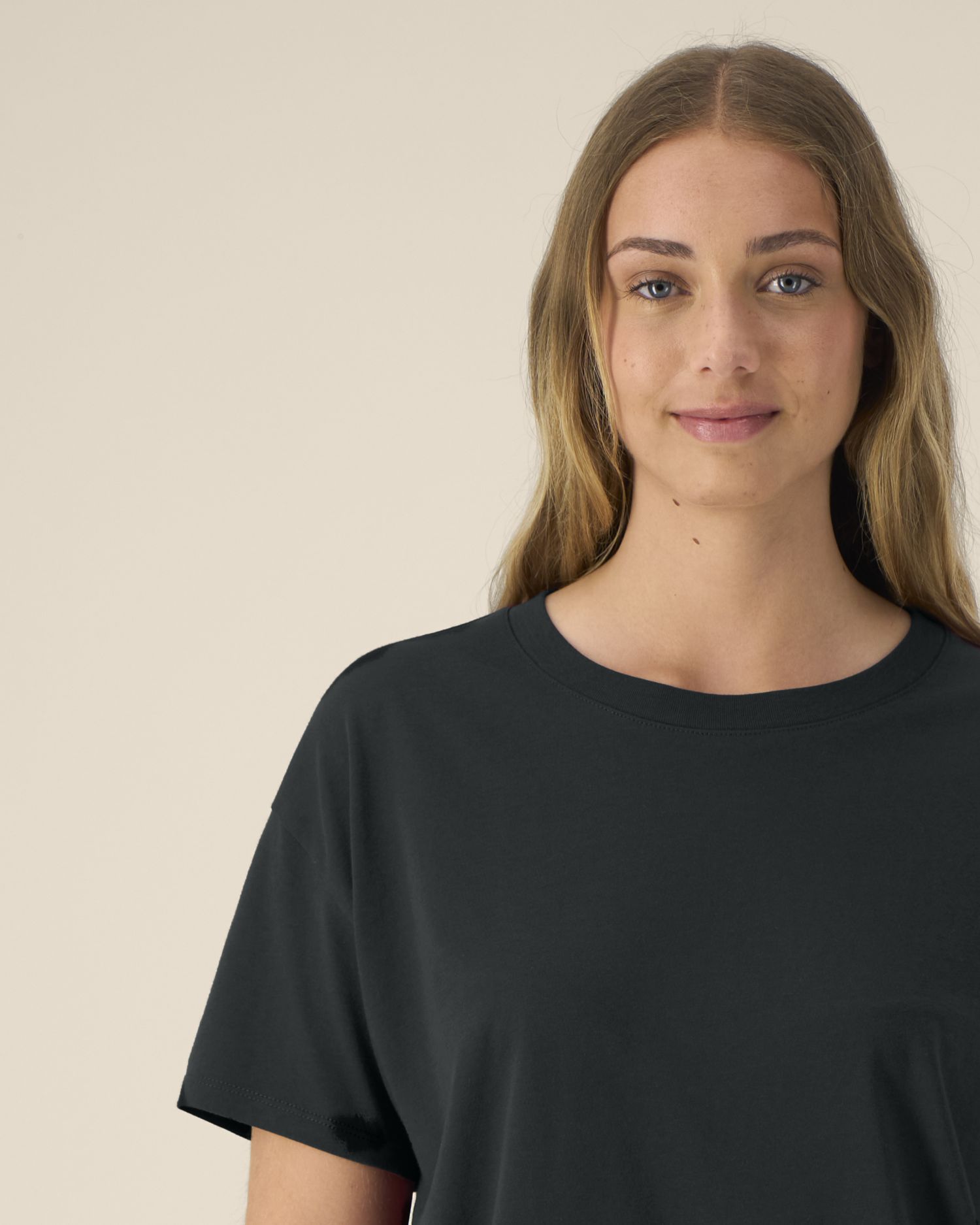 Women's T-shirt with curved high-low hem - 155 GSM | Stella Etta - STTW264