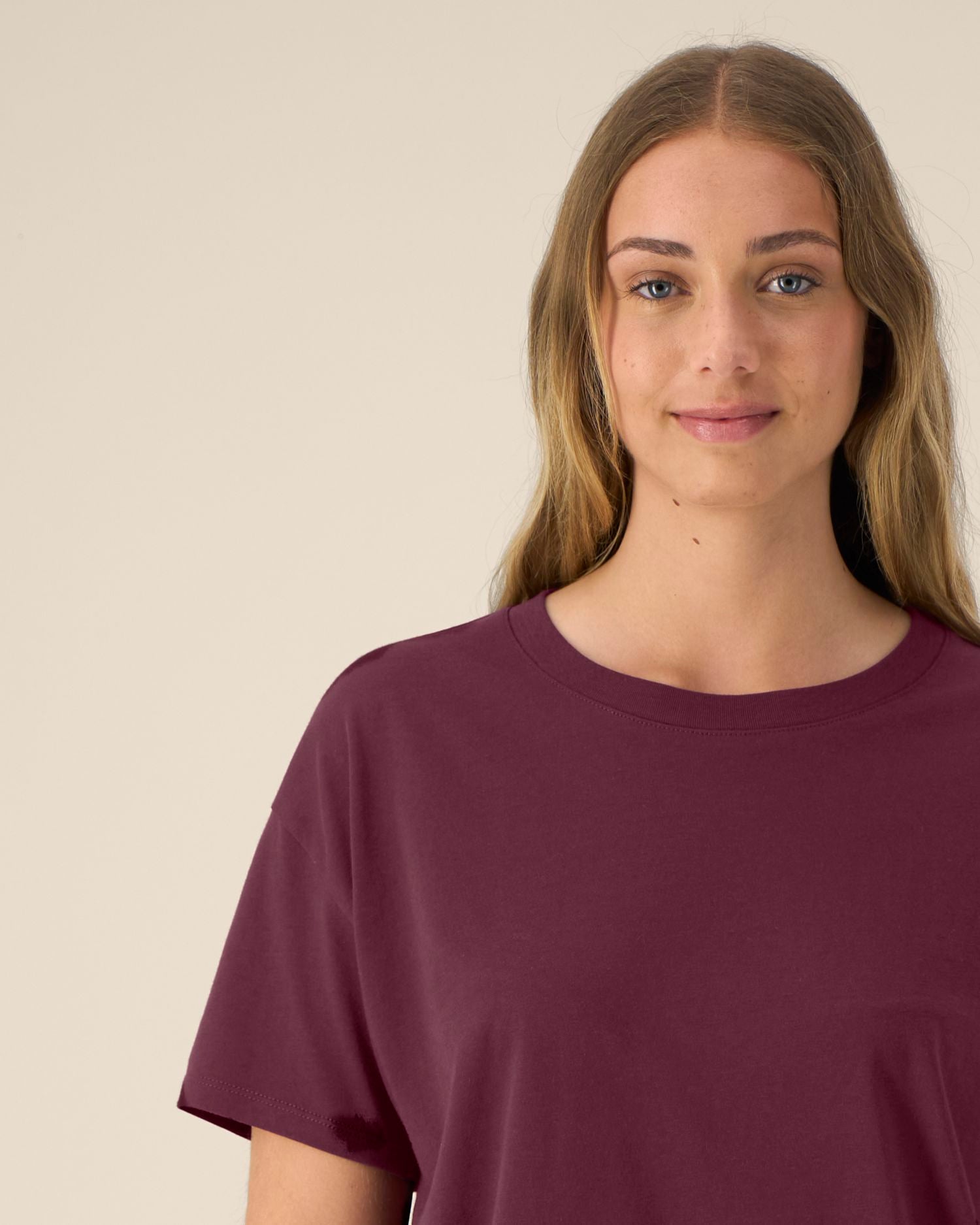 Women's T-shirt with curved high-low hem - 155 GSM | Stella Etta - STTW264