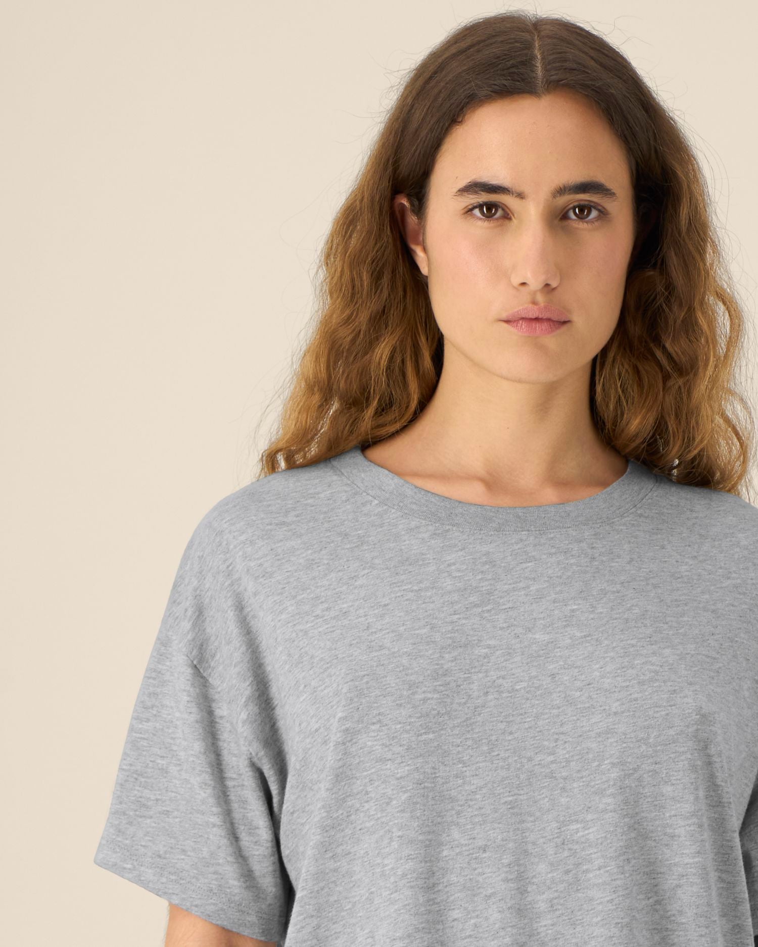 Women's T-shirt with curved high-low hem - 155 GSM | Stella Etta - STTW264