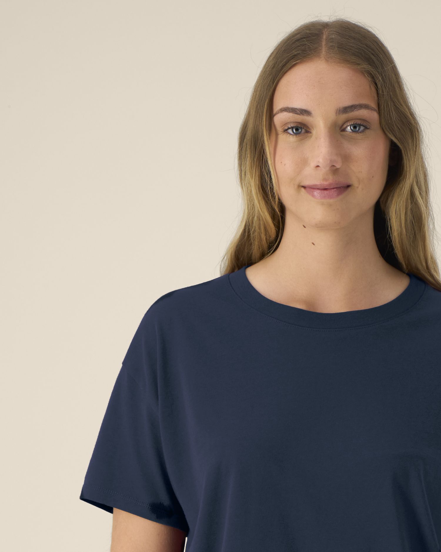 Women's T-shirt with curved high-low hem - 155 GSM | Stella Etta - STTW264