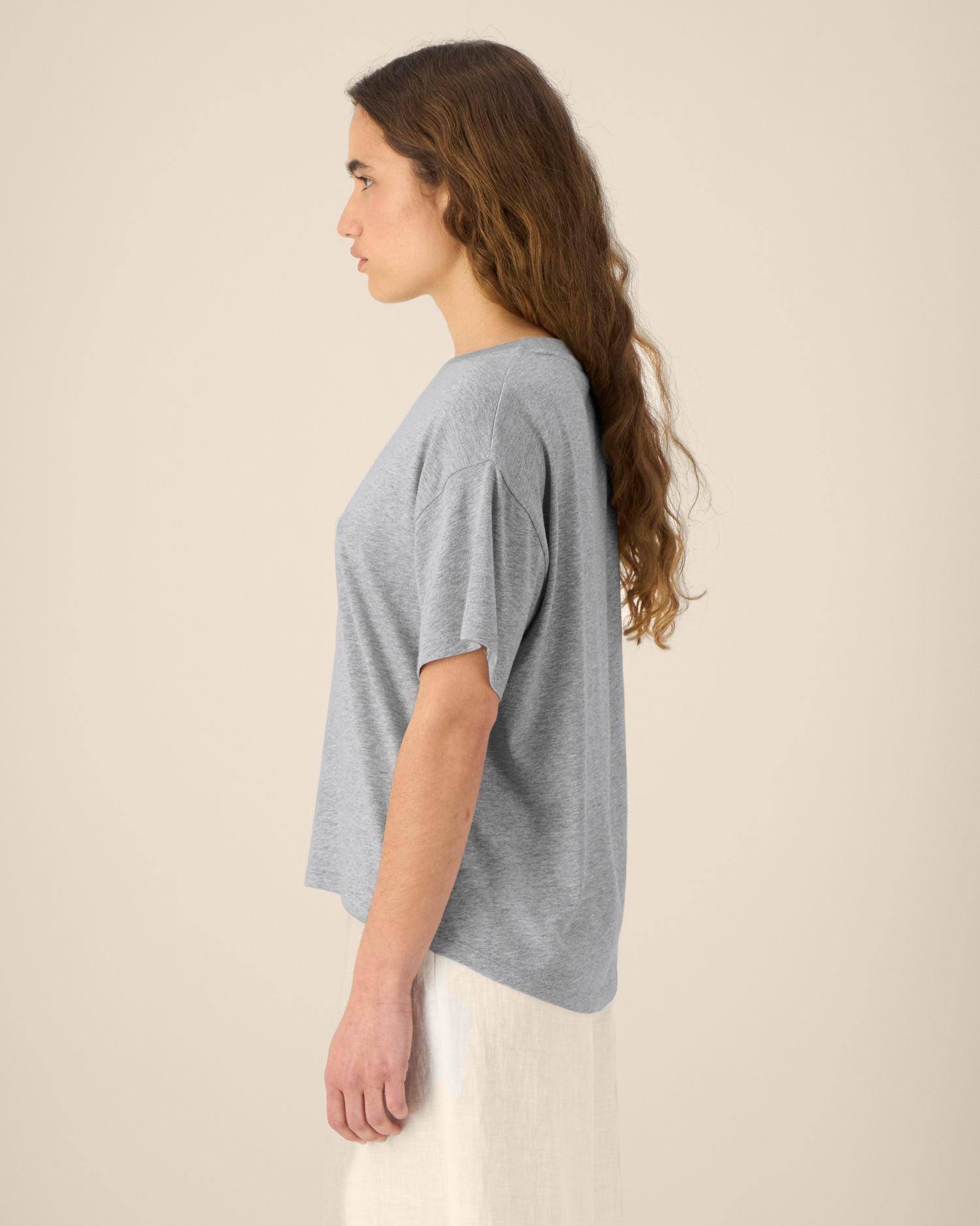 Women's T-shirt with curved high-low hem - 155 GSM | Stella Etta - STTW264