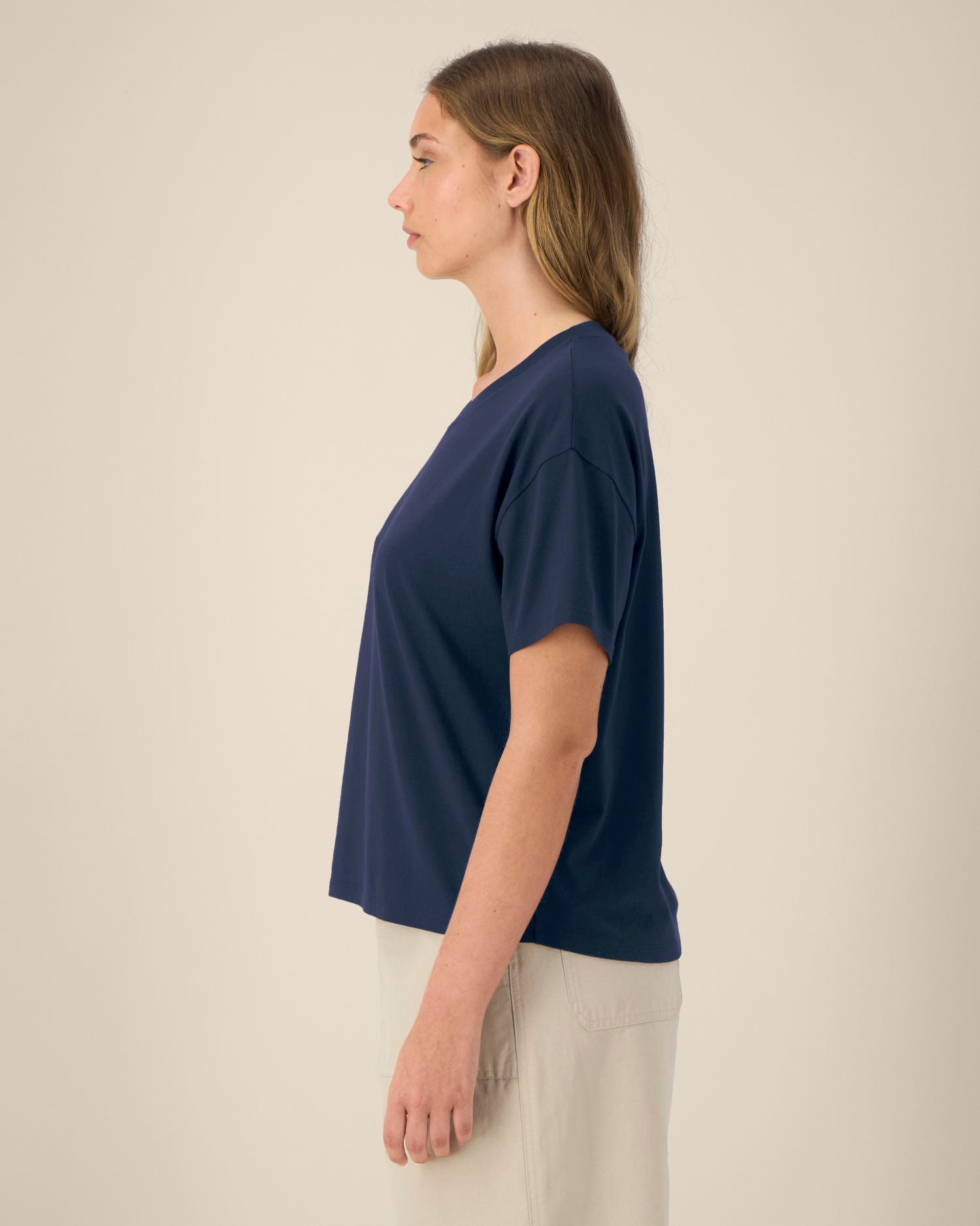 Women's T-shirt with curved high-low hem - 155 GSM | Stella Etta - STTW264