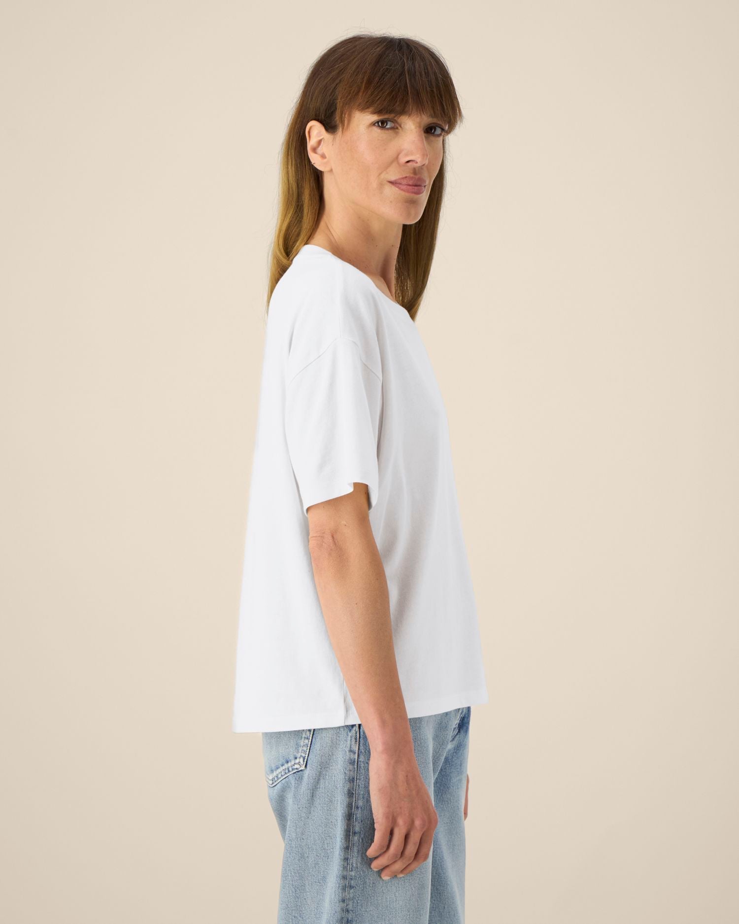 Women's T-shirt with curved high-low hem - 155 GSM | Stella Etta - STTW264