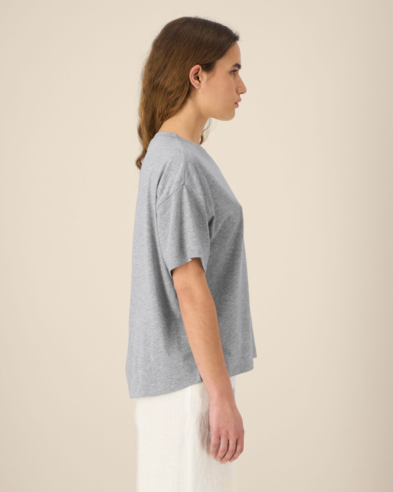 Women's T-shirt with curved high-low hem - 155 GSM | Stella Etta - STTW264