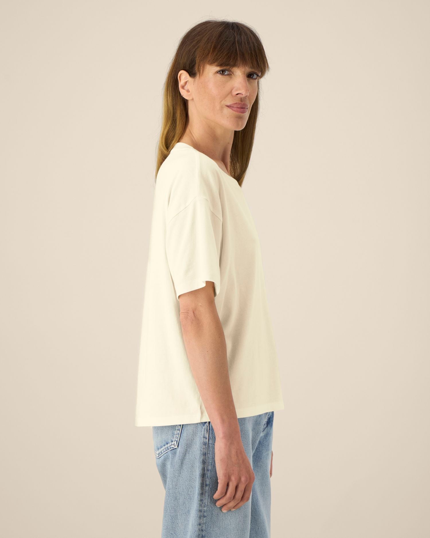 Women's T-shirt with curved high-low hem - 155 GSM | Stella Etta - STTW264